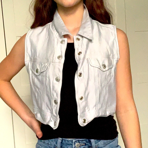 This is a white denim sleeveless jacket. It’s from GAP. The size is a medium. - Picture 3 of 5